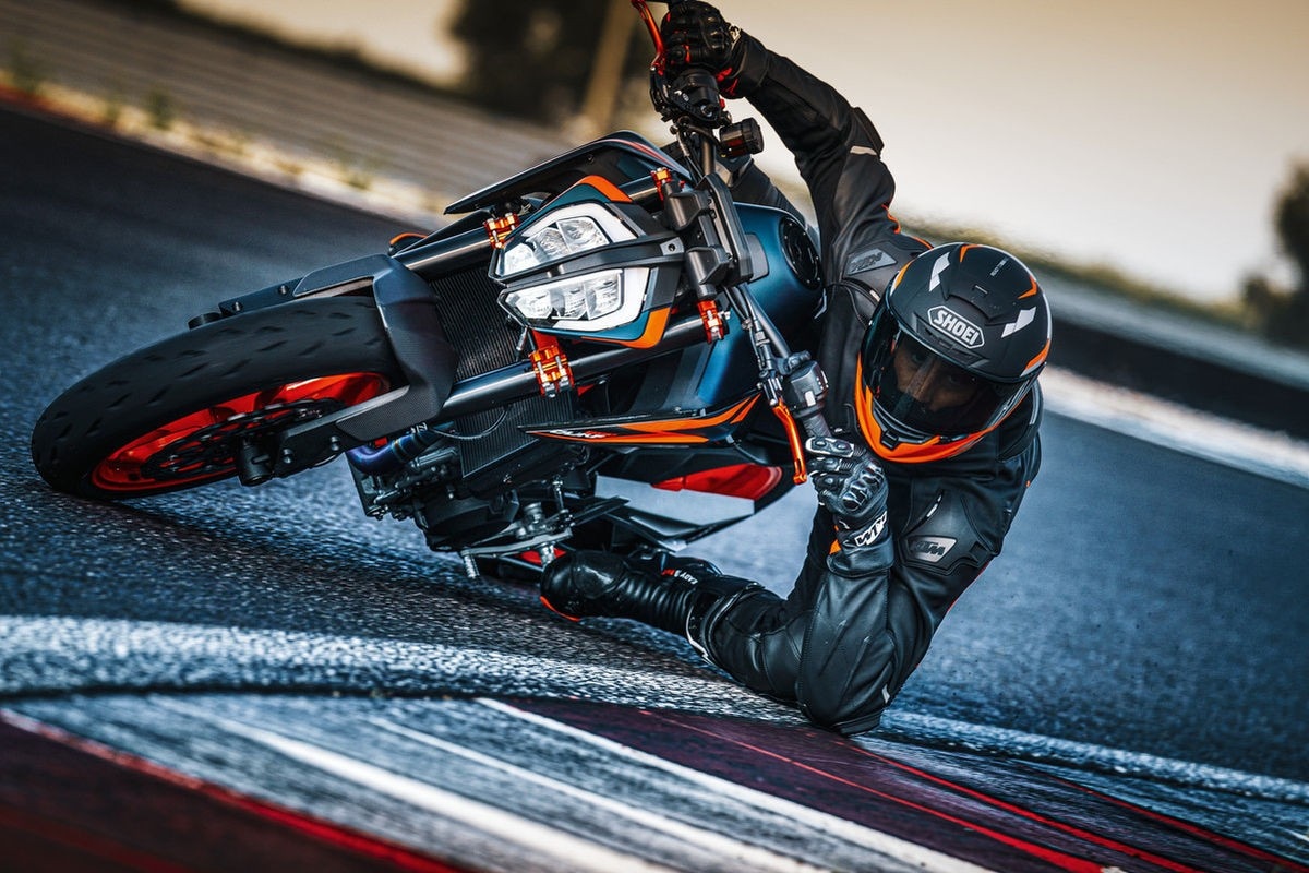 KTM: ecco la nuova 890 Duke R 